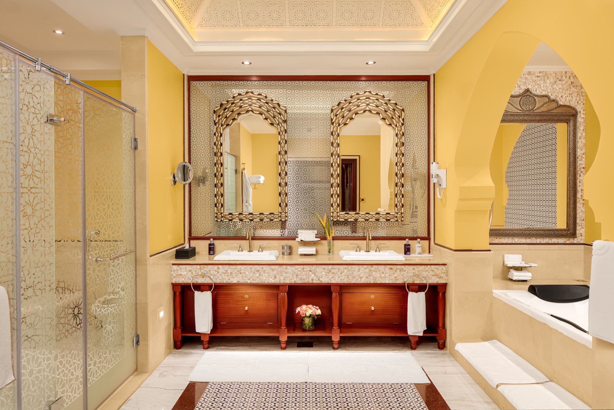 Presidential-Suite | Badezimmer | Badewanne und Dusche (separat), Regendusche, Designer-Toilettenartikel