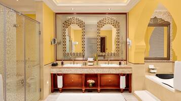 Presidential-Suite | Badezimmer | Badewanne und Dusche (separat), Regendusche, Designer-Toilettenartikel