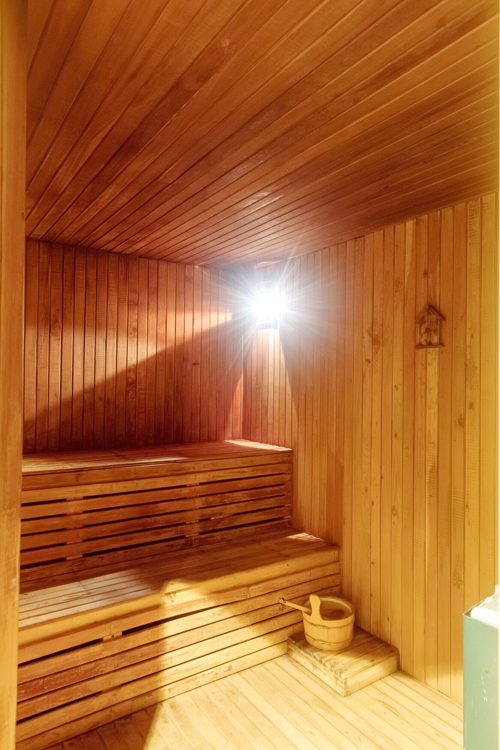 Una sauna con paredes de madera y un banco.