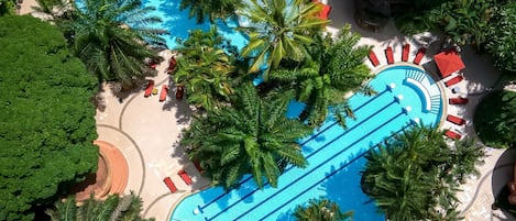 Piscine extérieure, parasols de plage, chaises longues