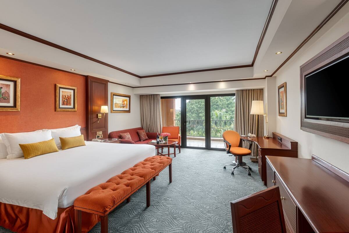 Club Suite | Egyptian cotton sheets, premium bedding, down comforters, pillowtop beds