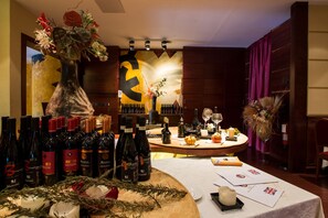 Dinner served, Italian cuisine - Hotel Imperatori (Rome)