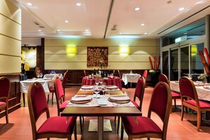 Dinner served, Italian cuisine - Hotel Imperatori (Rome)