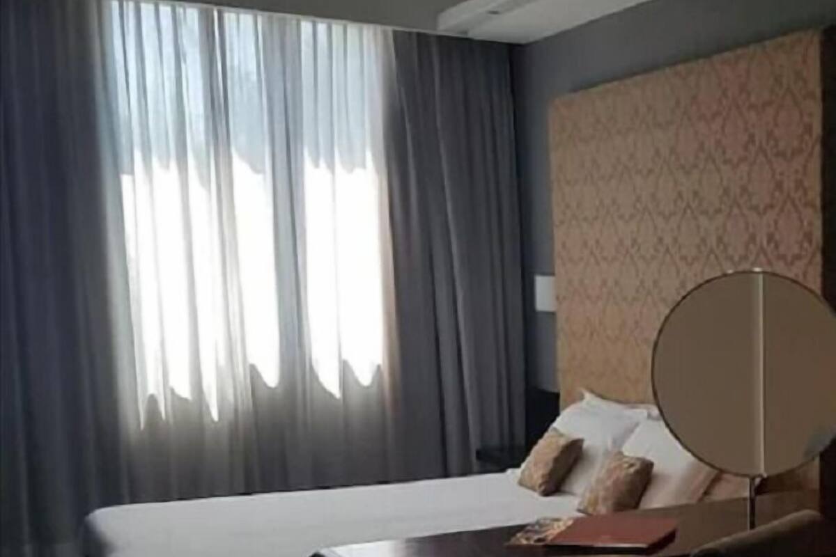 خزنة داخل الغرفة ومكتب وواي فاي مجانًا ومُنبهات