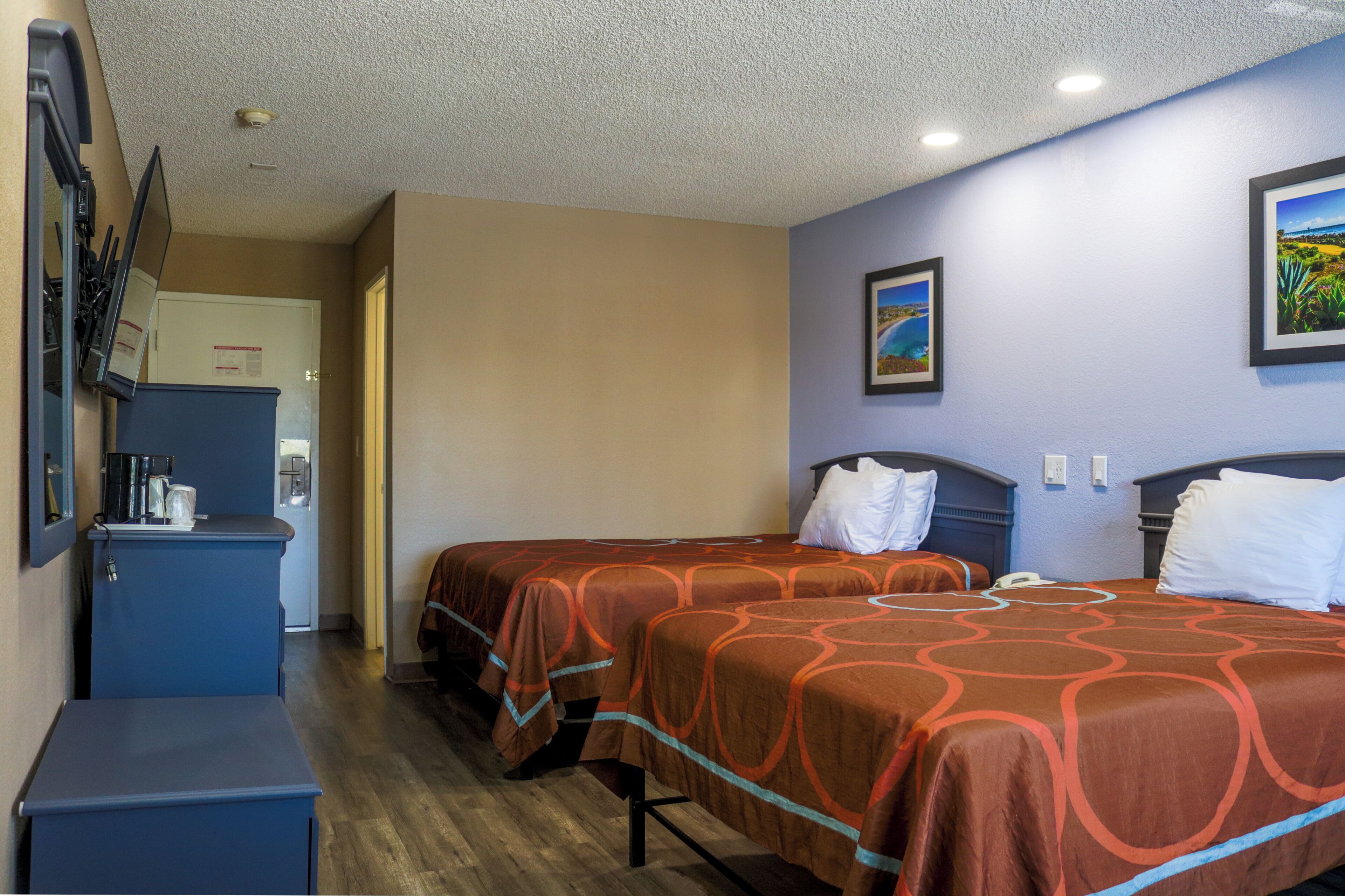 Escritorio, tabla de planchar con plancha, wifi gratis y ropa de cama 