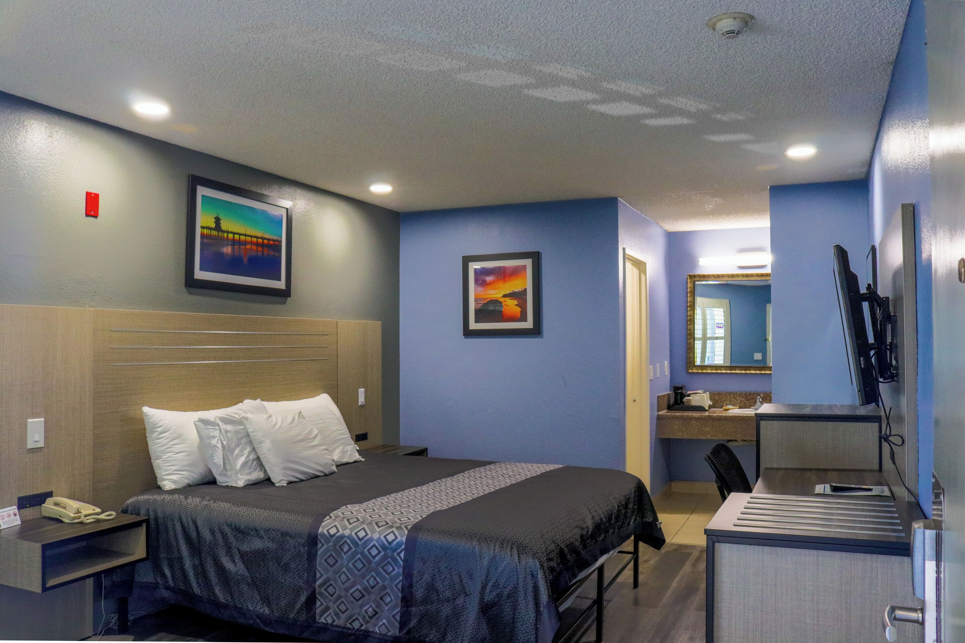 Standard Room, 1 King Bed | Desk, iron/ironing board, free WiFi, bed sheets