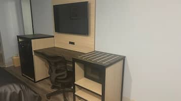 标准房, 1 张特大床 | 办公桌、熨斗/熨衣板、免费 WiFi、床单