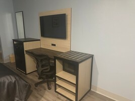 Standard Room, 1 King Bed | Desk, iron/ironing board, free WiFi, bed sheets