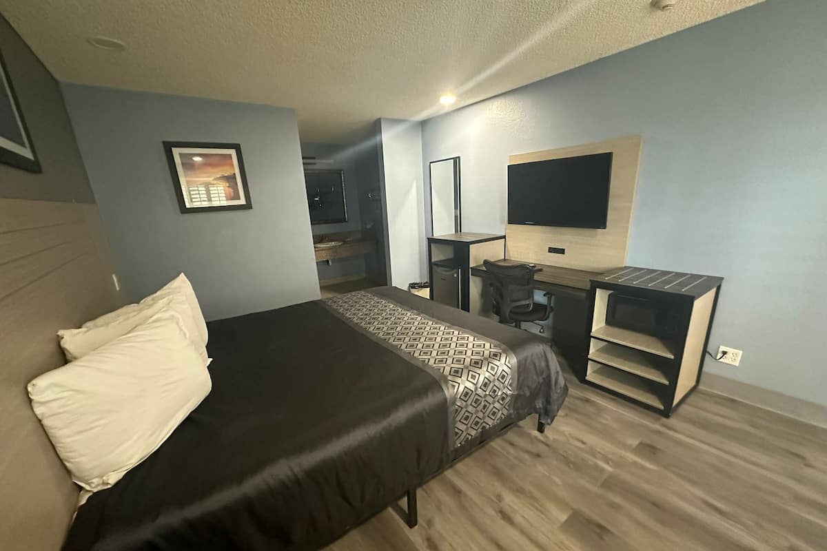 Standard Room, 1 King Bed | Desk, iron/ironing board, free WiFi, bed sheets
