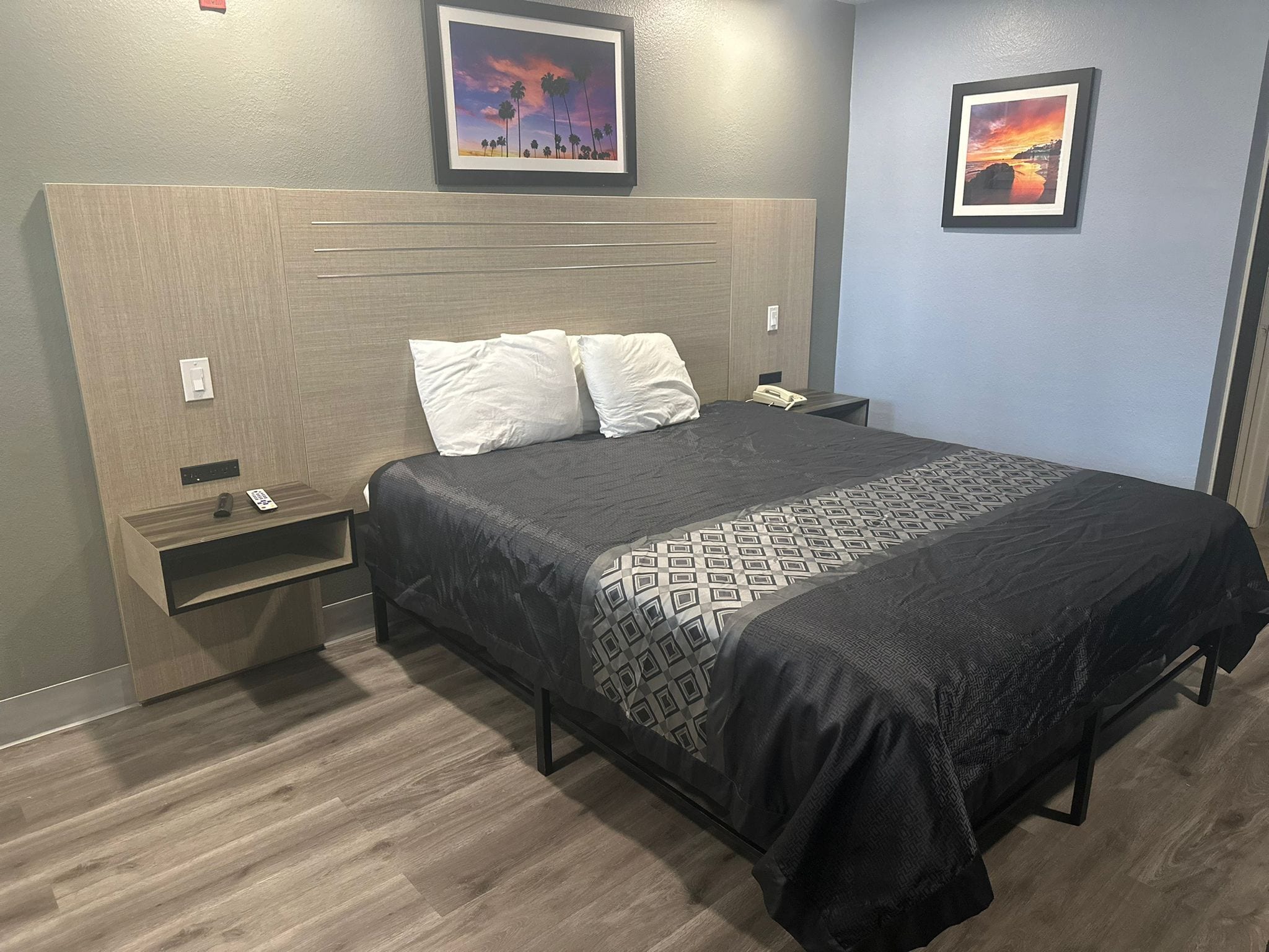 Escritorio, tabla de planchar con plancha, wifi gratis y ropa de cama 