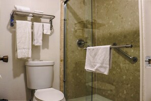 Đồ dùng nhà tắm miễn phí, máy sấy tóc, khăn tắm 