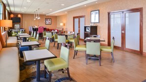 Breakfast area - 19 Atlantic Hotel (Virginia Beach)