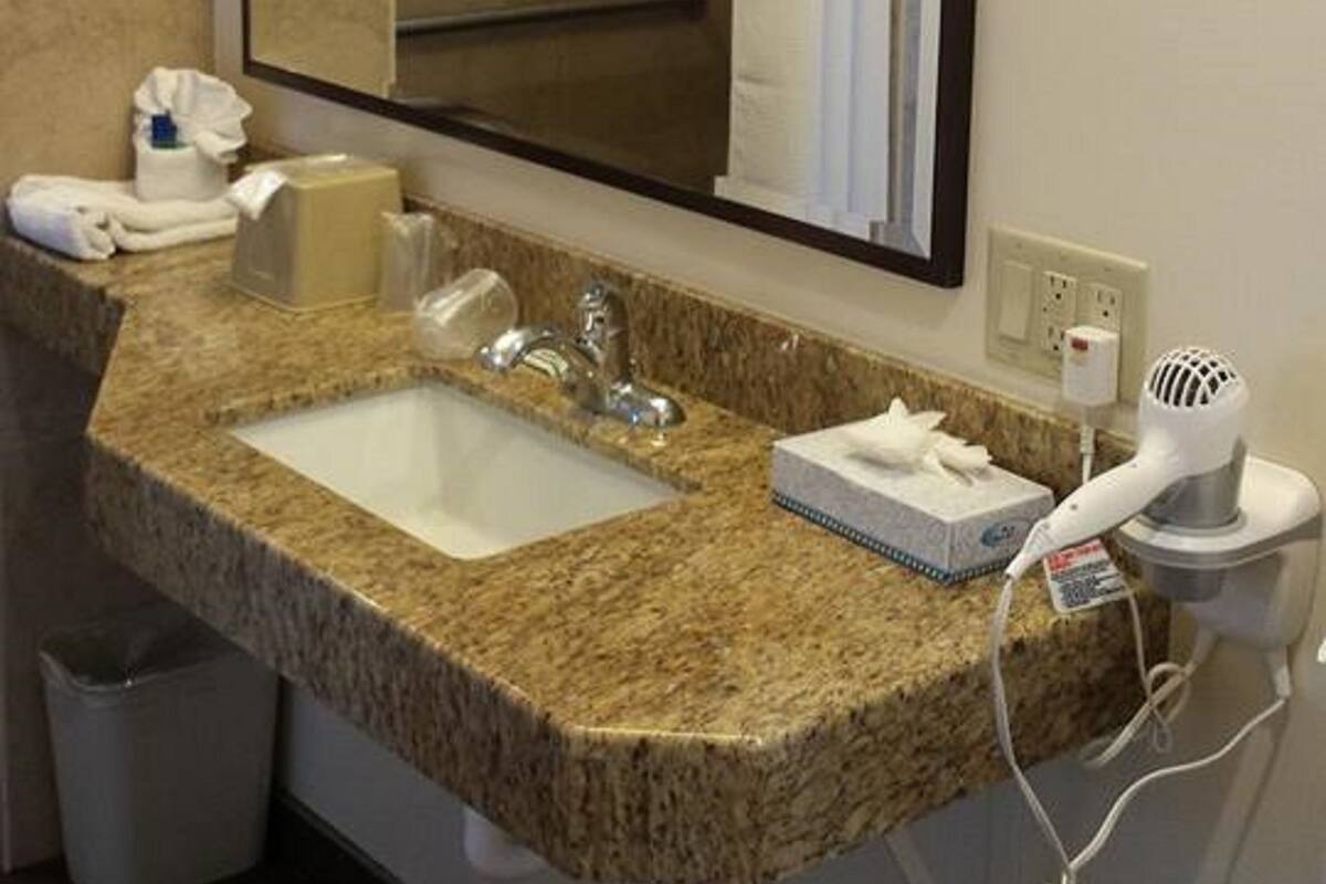 deluxe room, 1 king bed (accessible) | premium bedding, blackout curtains, soundproofing, iron/ironing board