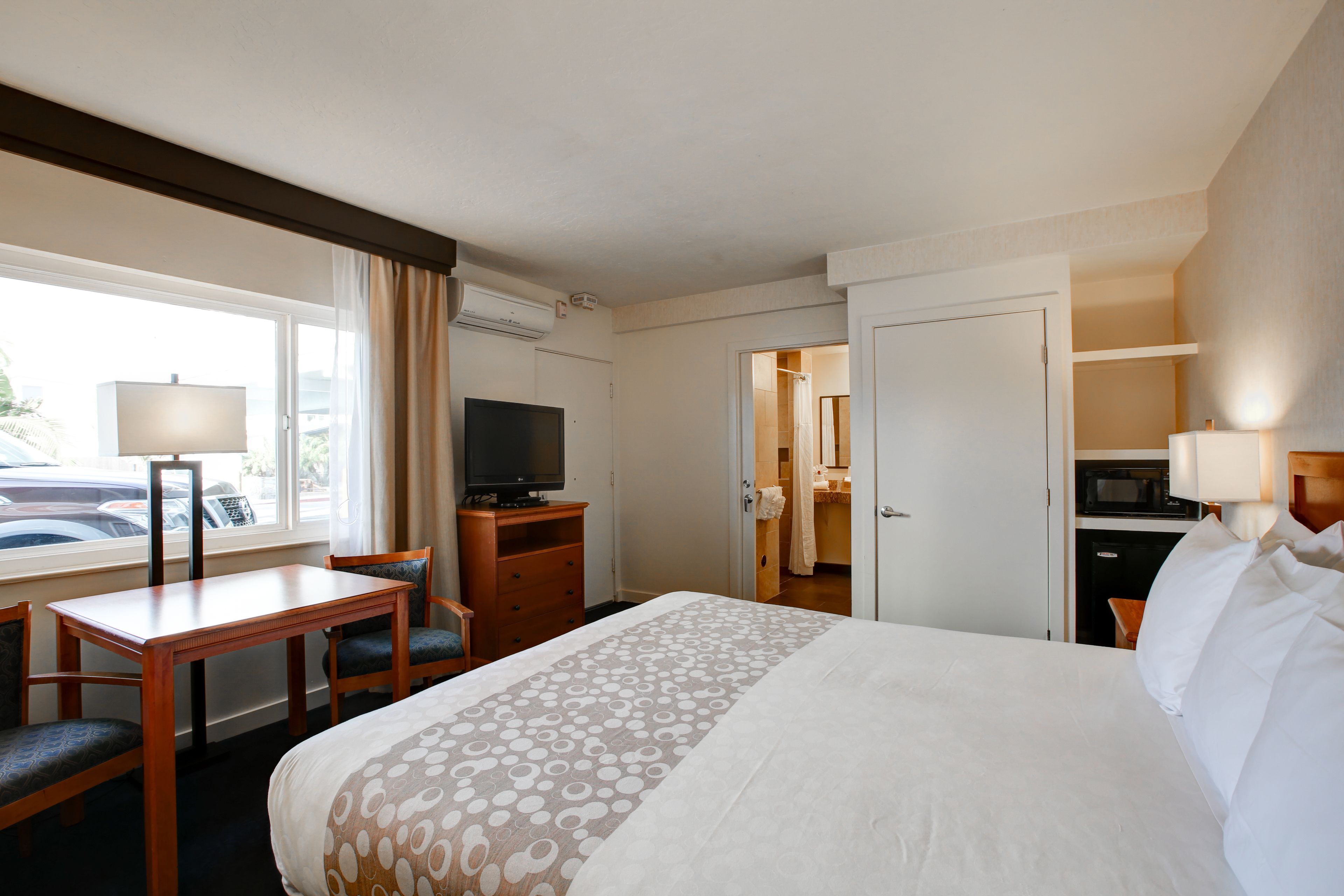 deluxe room, 1 king bed (accessible) | premium bedding, blackout curtains, soundproofing, iron/ironing board