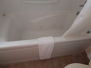 King with Jetted Tub | Iron/ironing board, free WiFi, bed sheets - Town House Motel Inc (Longview)