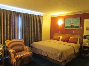 One king bed | Iron/ironing board, free WiFi, bed sheets - Town House Motel Inc (Longview)