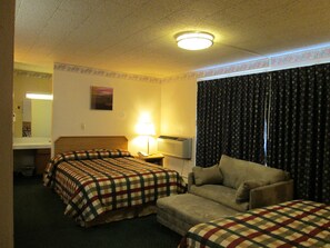Two queen beds with jetted tub | Iron/ironing board, free WiFi, bed sheets - Town House Motel Inc (Longview)