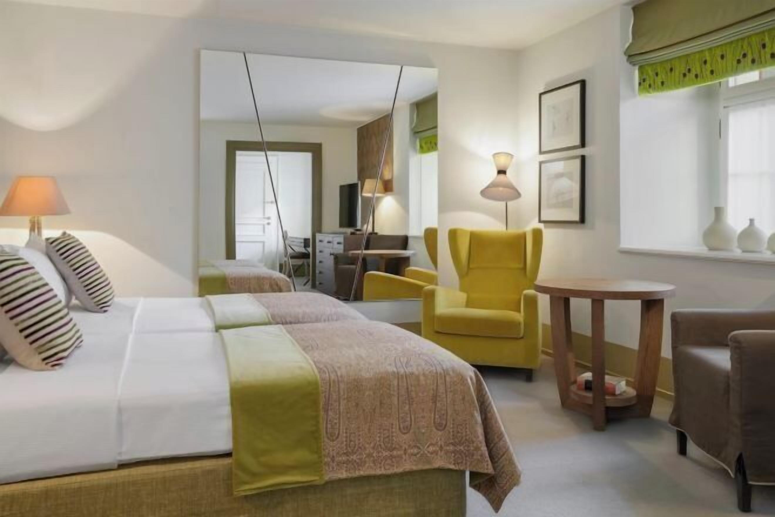 Sengetøy av topp kvalitet, minibar og safe på rommet