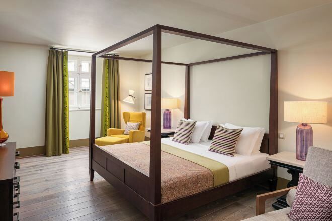 Ropa de cama de alta calidad y minibar 