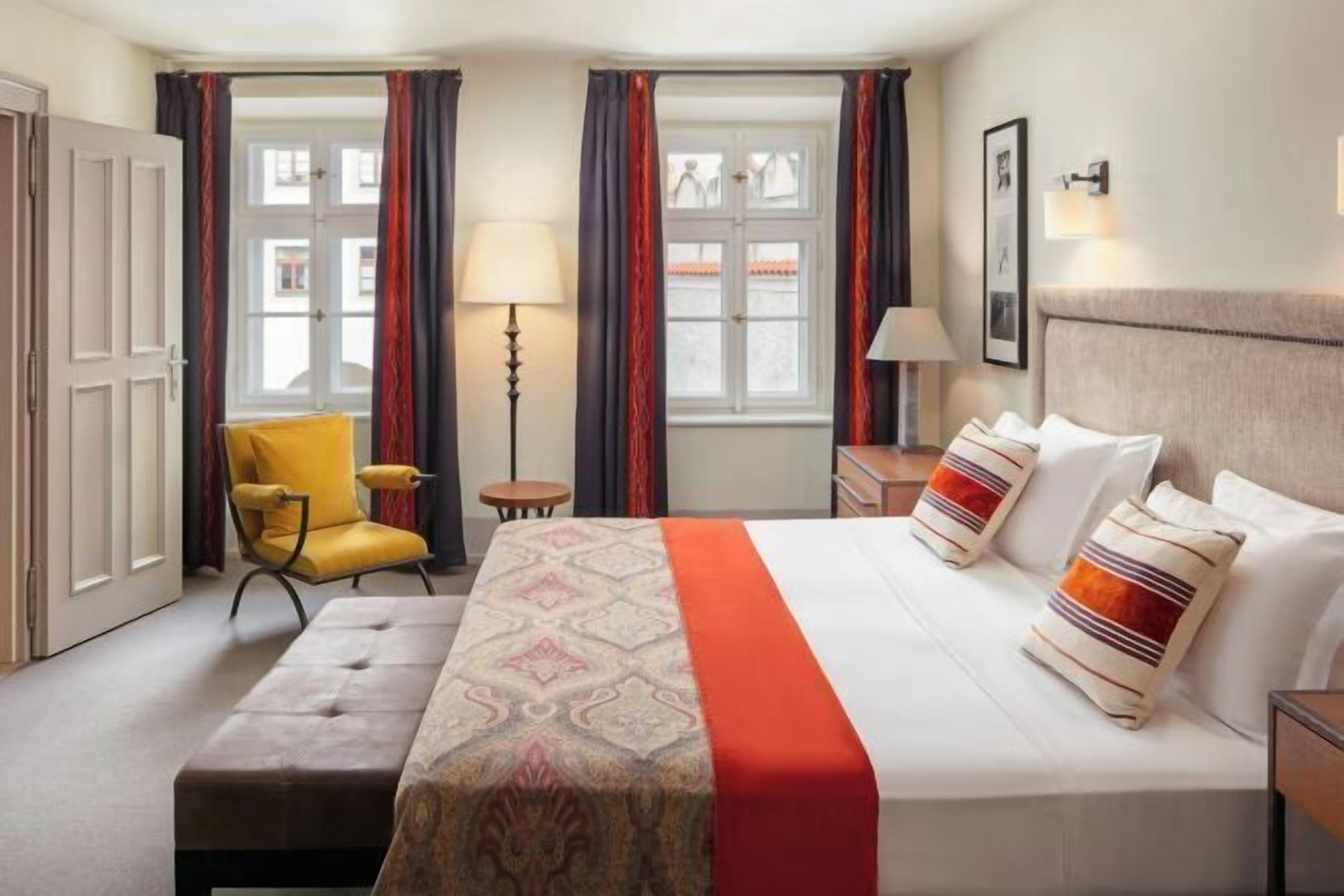 Sengetøy av topp kvalitet, minibar og safe på rommet