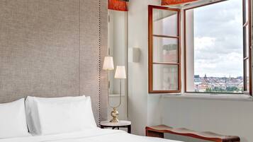 Hochwertige Bettwaren, Minibar, Zimmersafe, individuell dekoriert