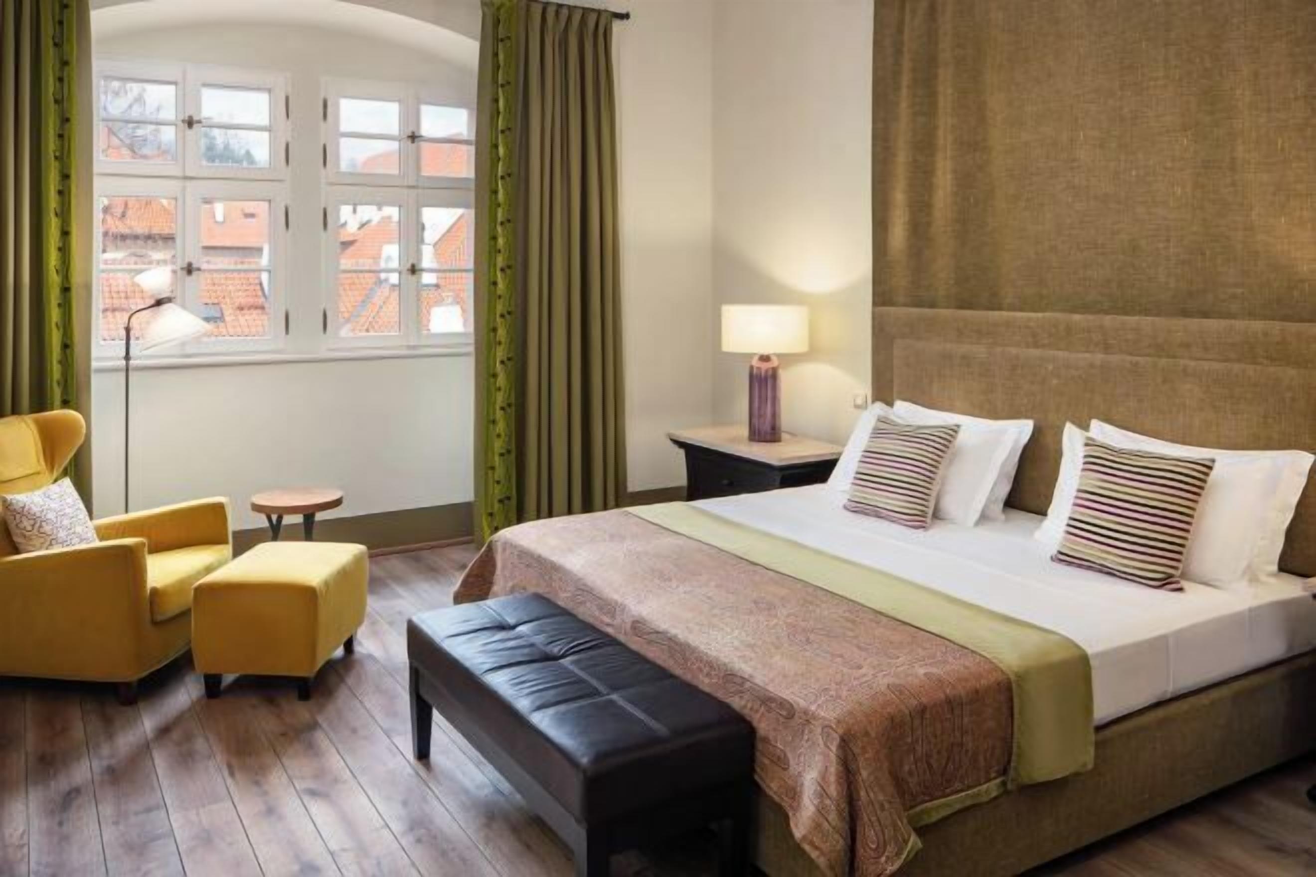 Sengetøy av topp kvalitet, minibar og safe på rommet