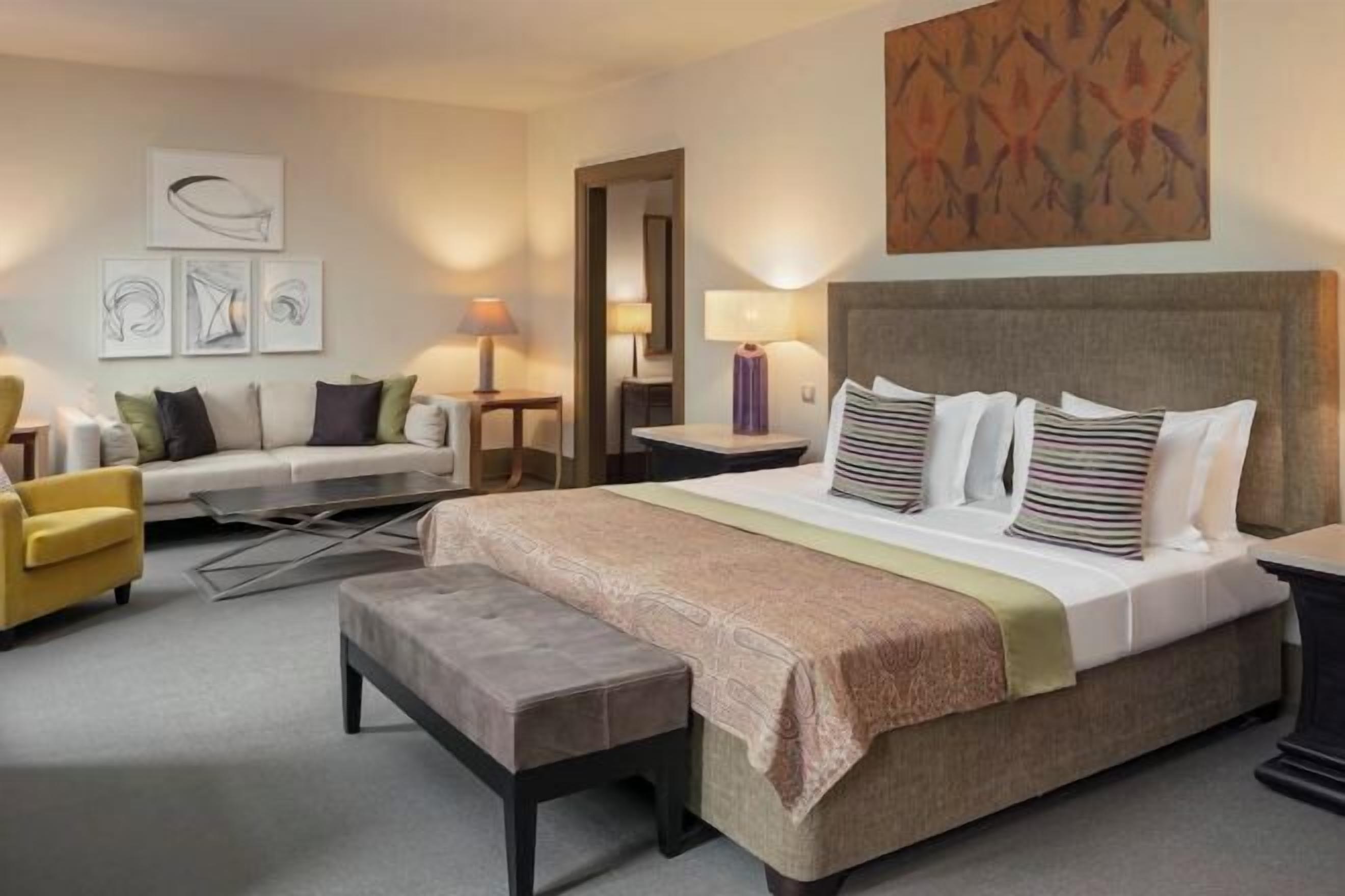 Sengetøy av topp kvalitet, minibar og safe på rommet