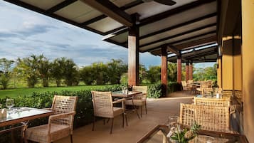 Se sirven desayunos, almuerzos y cenas (con vistas a la piscina)