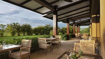 Frühstück, Mittagessen, Abendessen, Blick auf den Pool