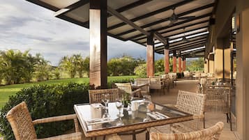 Petit déjeuner, déjeuner et dßner servis sur place, vue sur la piscine