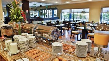 Sarapan ala kontinental setiap hari (USD 17 per orang)