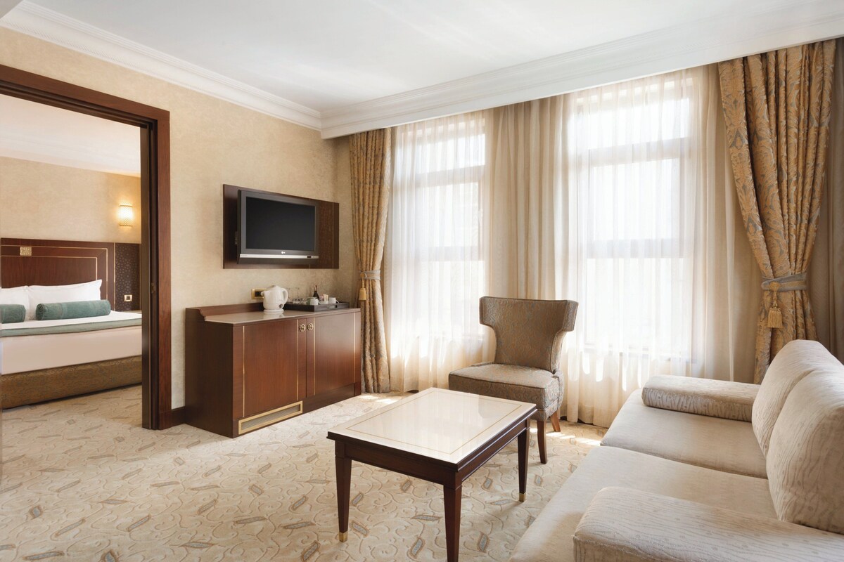 Suite, 1 slaapkamer, niet-roken | Luxe beddengoed, een minibar, een kluis op de kamer, een bureau