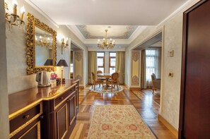 Suite, 1 slaapkamer, niet-roken | Luxe beddengoed, een minibar, een kluis op de kamer, een bureau