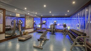 Een sportschool met loopbanden, elliptische trainers en gewichtbanken.