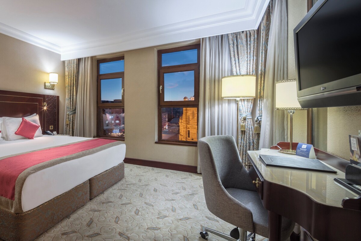 Luxe beddengoed, een minibar, een kluis op de kamer, een bureau