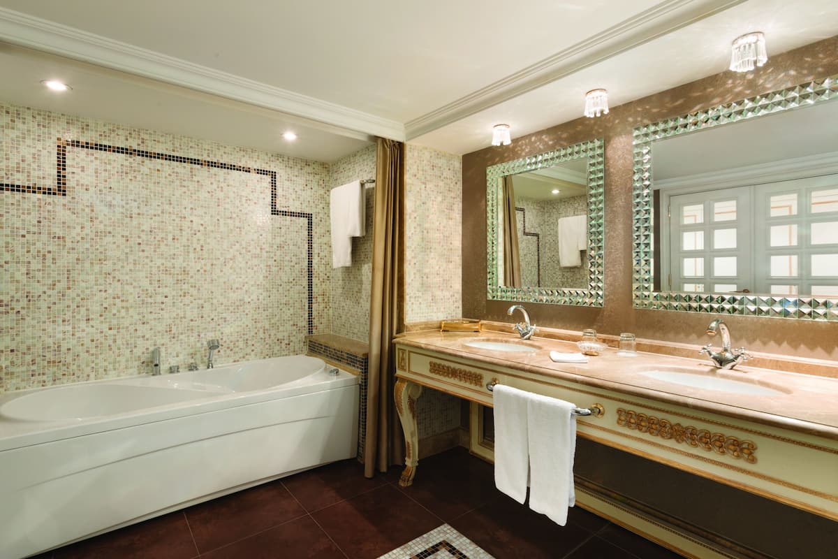 1 bedroom, premium bedding, minibar, in-room safe
