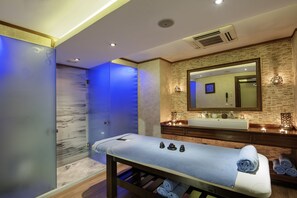 Couples treatment room(s), sauna, steam room, Turkish bath/hammam - Crowne Plaza Istanbul - Old City by IHG (Istanbul)