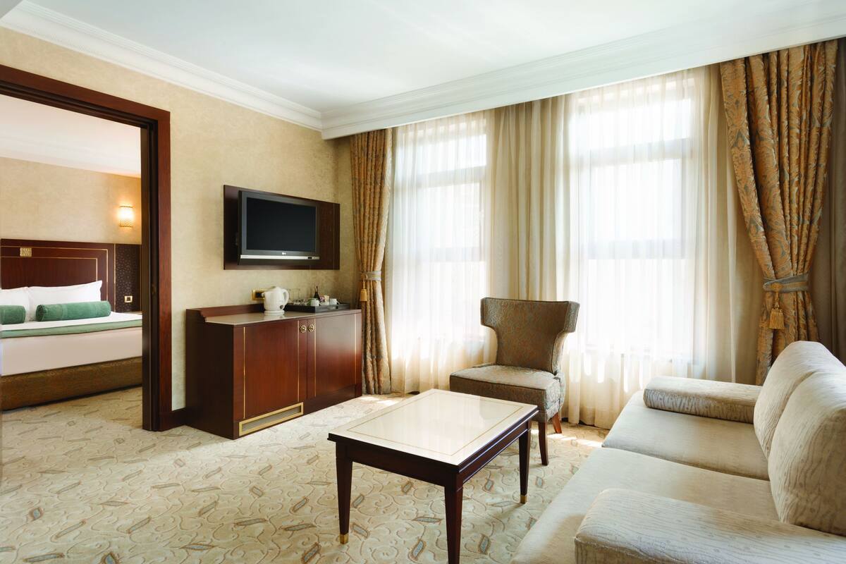 Suite, 1 slaapkamer, niet-roken | Luxe beddengoed, een minibar, een kluis op de kamer, een bureau