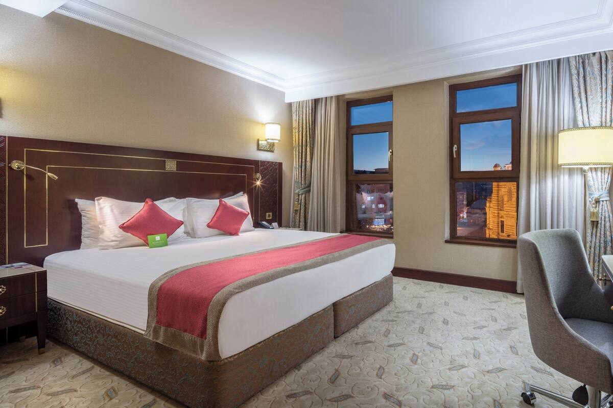Luxe beddengoed, een minibar, een kluis op de kamer, een bureau