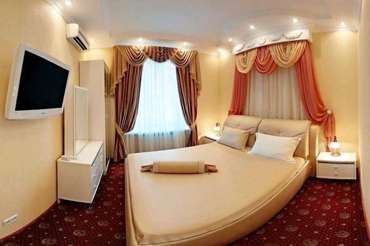 Premium bedding, desk, soundproofing, WiFi (free)