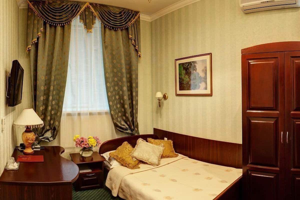 Standard Single Room, 1 Queen Bed | Premium bedding, desk, soundproofing, WiFi (free)