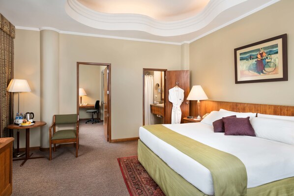 Junior Suite | Premium bedding, down comforters, pillowtop beds, in-room safe