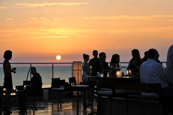 4 restaurants; breakfast, lunch and dinner served 