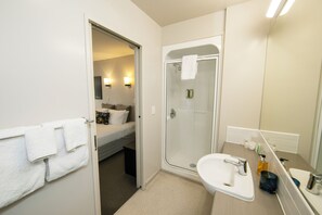 Departamento, 2 habitaciones (with 2 Bathrooms) | Baño | Amenidades de baño ecológicas, secadora de cabello, toallas, jabón 