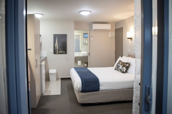 King Studio with Spa Bath | Desk, blackout drapes, iron/ironing board, free WiFi