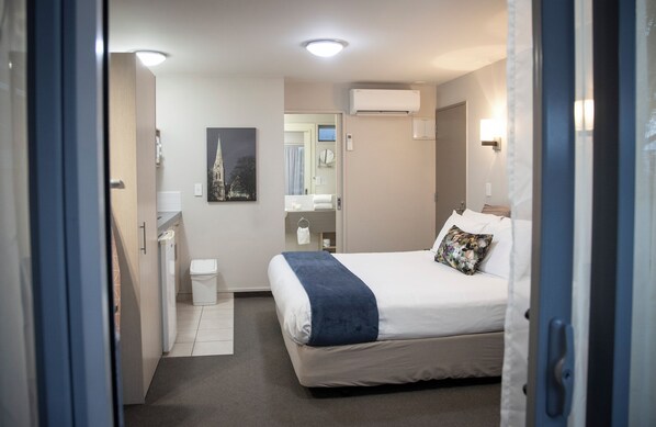 King Studio with Spa Bath | Een bureau, verduisterende gordijnen, een strijkplank/strijkijzer