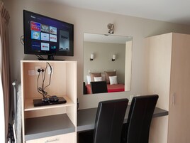 Studio Suite, 2 Tempat Tidur Twin | Meja kerja, tirai kedap cahaya, setrika/meja setrika, dan Wi-Fi gratis