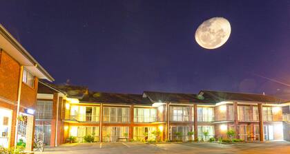 Cranford Oak Motel