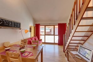 Appartement 2 to 4 persons | Living room | Flat-screen TV