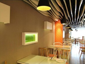 Breakfast (CNY 35 per person)